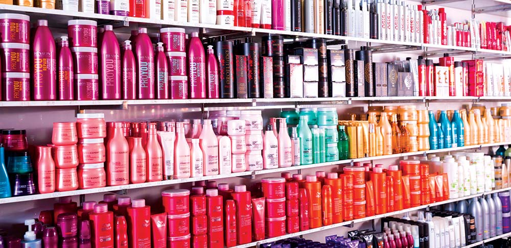 regál výrobků kosmetiky v obchodě