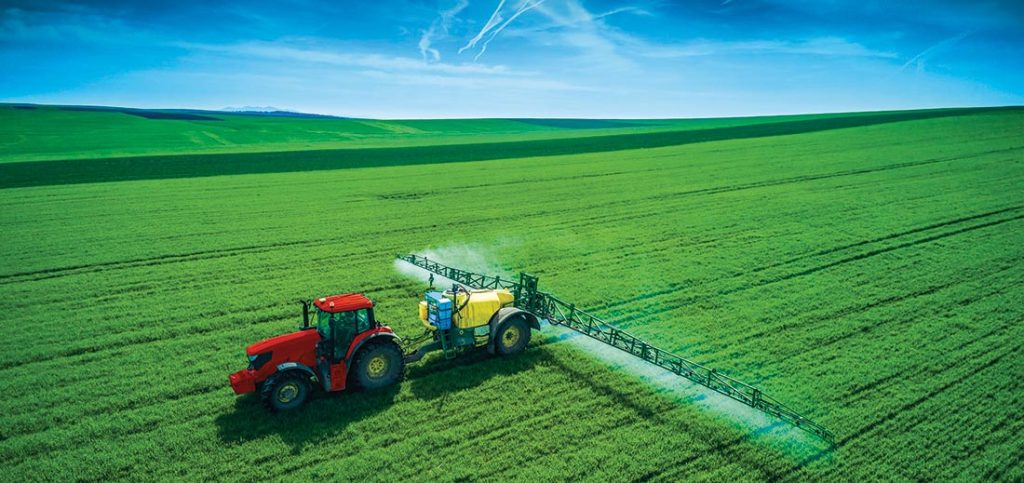 traktor zavlažující pole